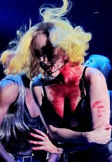 Lady Gaga, mâncată de un canibal pe scenă